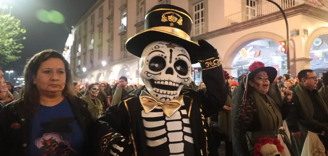 ENTRE ÁNIMAS Y LEYENDAS, XALAPA REVIVE EL MICTLÁN EN UN DESFILE MONUMENTAL QUE HONRA LAS RAÍCES DE MÉXICO